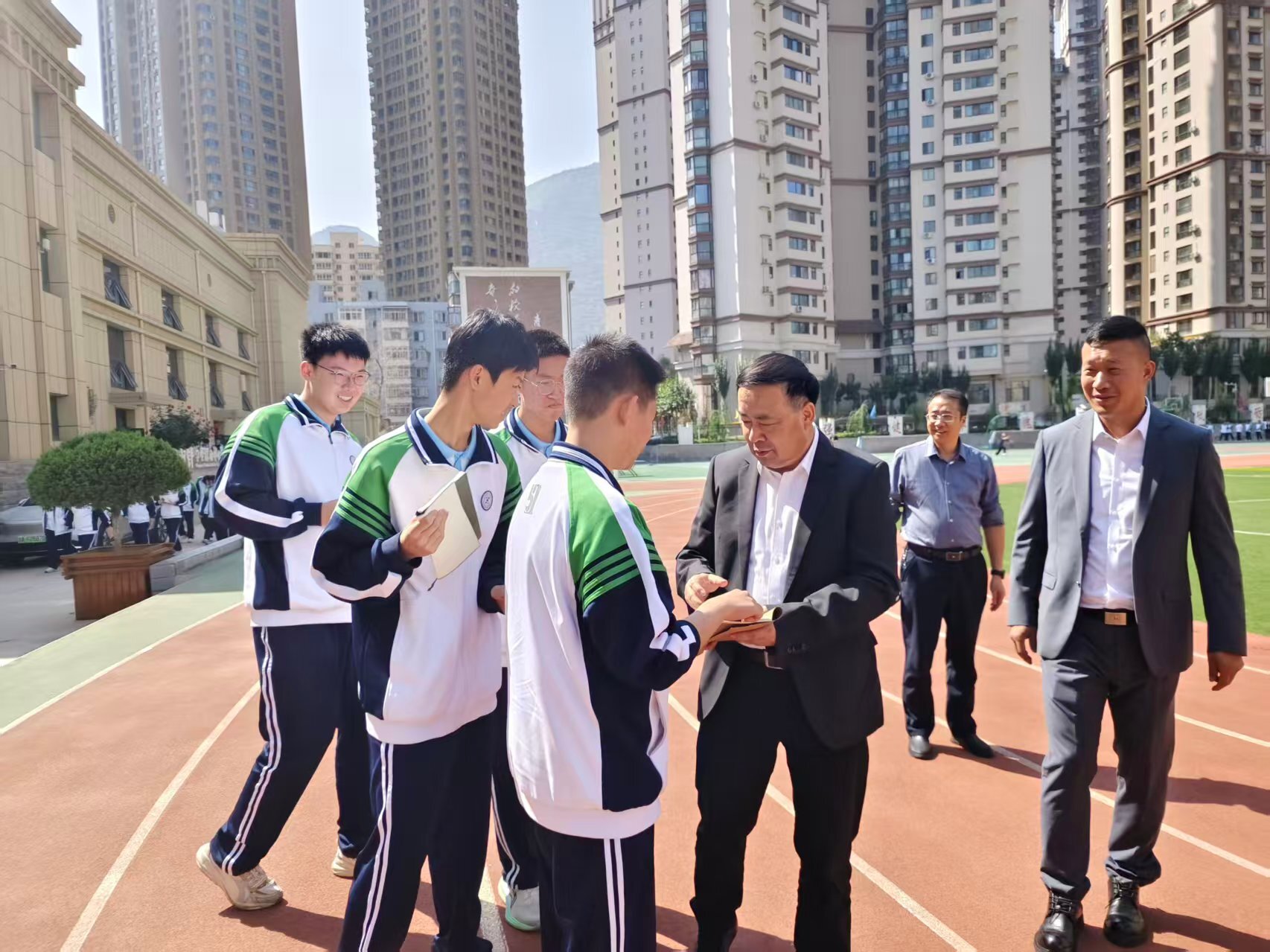 冯起院士赴兰州市第五十一中学作科学家精神专题报告